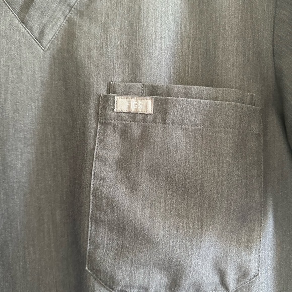 Figs Technical Collection Gray V-Neck Pocket Tee Scrub Top Size Medium EUC - Picture 4 of 5
